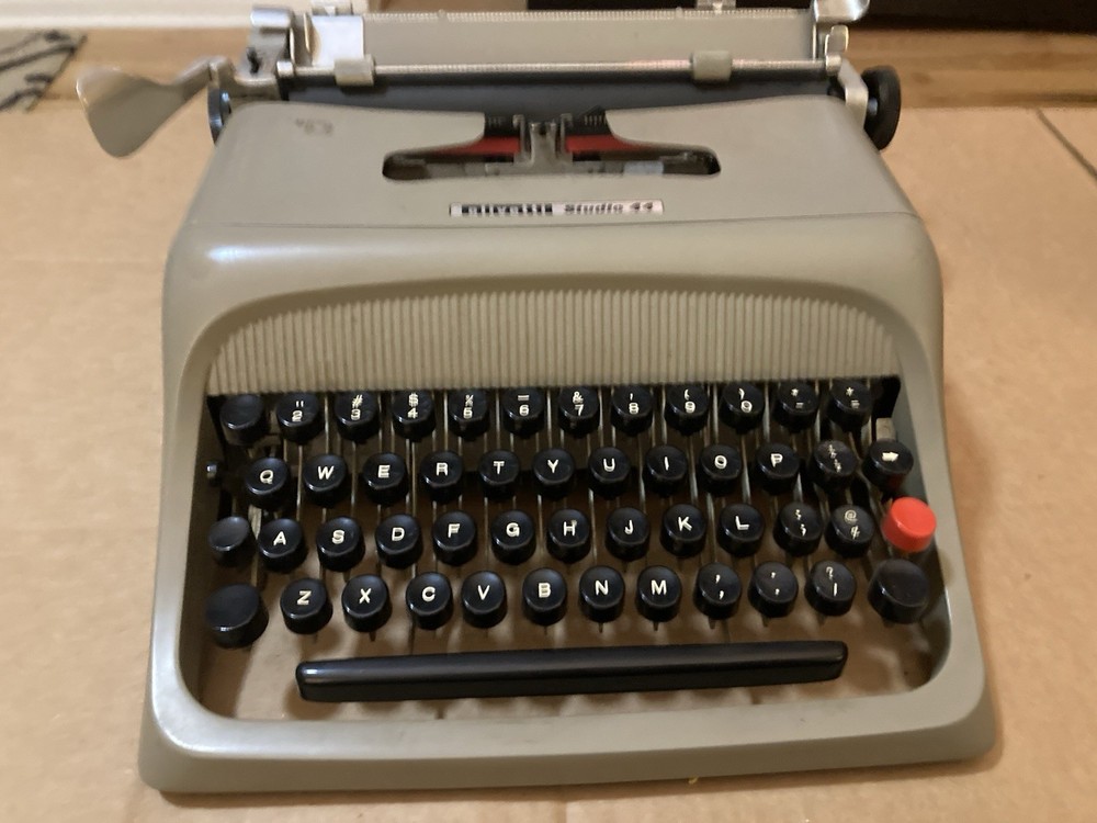 Olivetti Studio 44 Original Typewriter