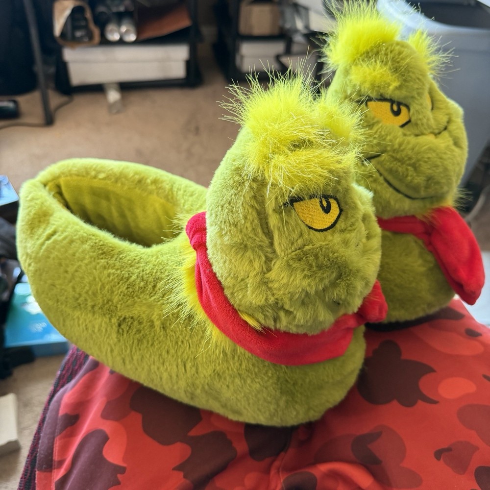 Men’s Grinch Slippers Medium 9/10