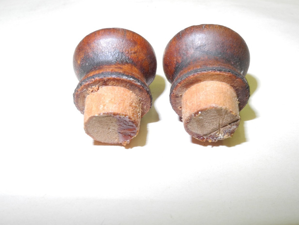 VINTAGE SINGER TREADLE SEWING MACHINE SMALL 2 PIECE SET FANCY DRAWER KNOBS, NICE