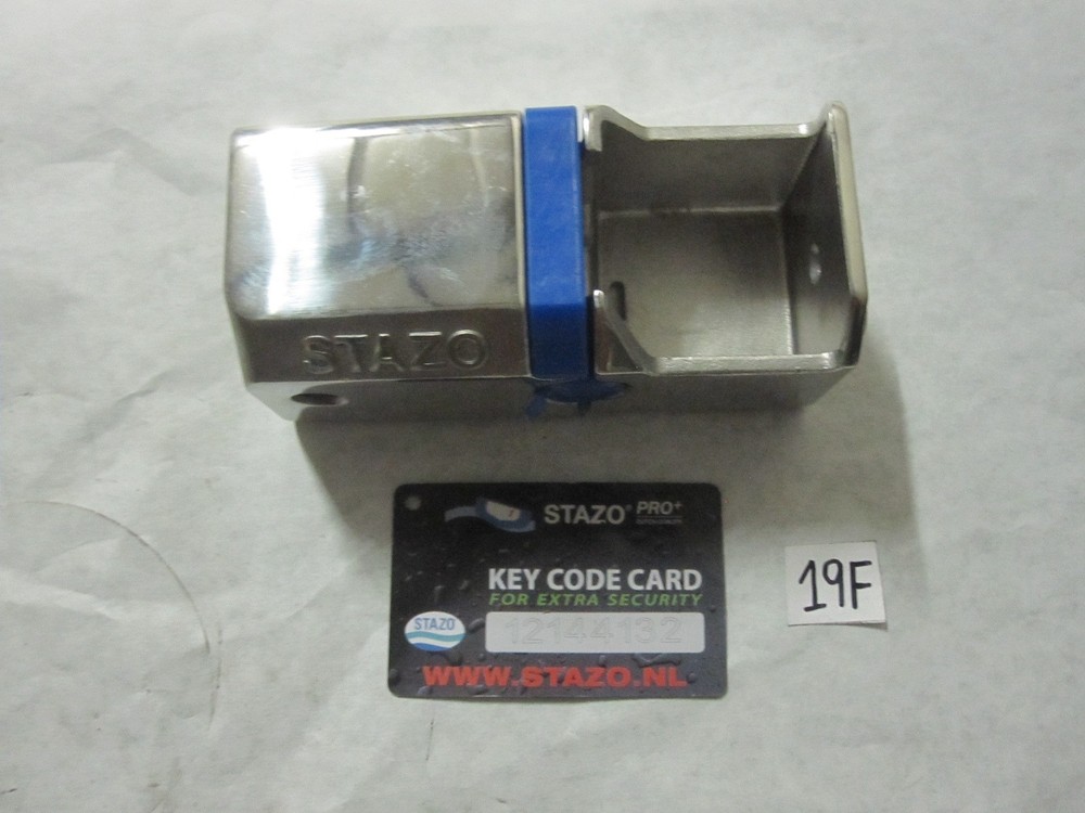 NO KEY, but a keycard Stazo Smartlock