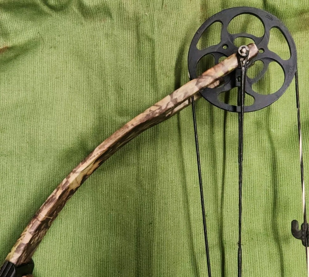 PSE Triton Bow, Complete Setup, EUC, 29" Draw, 70 Lbs Max, W/Arrows & Soft Case