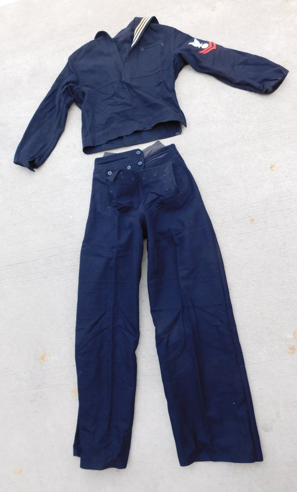 ORIGINAL WWII US NAVY UNIFORM SET, ELECTRICIANS MATE, 2/30