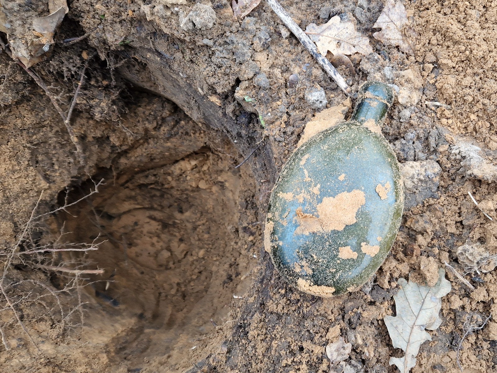 Original WWI WW1 German-Russian Battl. Relic Green Glass Flask / Canteen