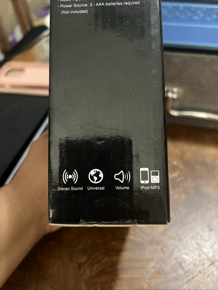 Universal amplified stereo speaker