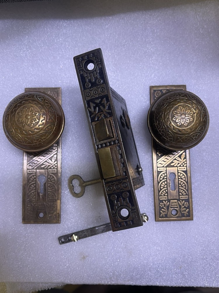 Antique Set Of Reading Hardware Co. Windsor Design Brass Knobs
