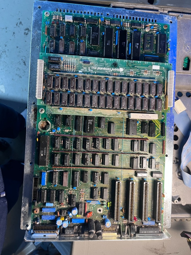 Apple III Computer 256k - Powers On - For Repair - Missing One Key