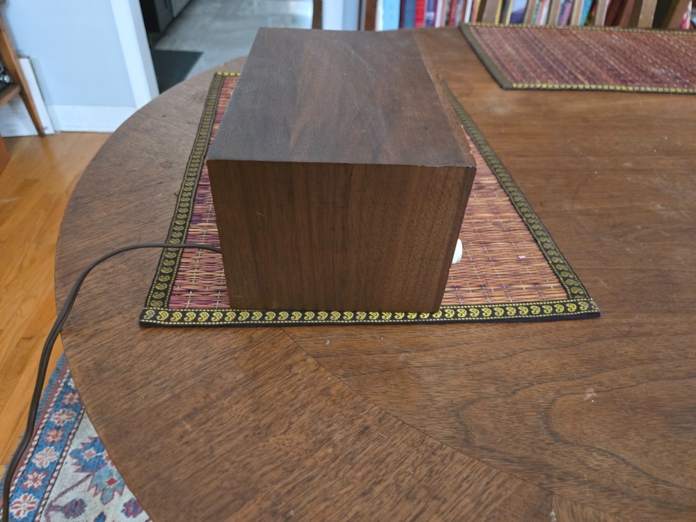 KLH "Model Eighteen" Tuner. Powers up, Needs work