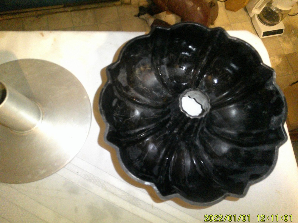 2 DIFFERENT ALUMINUM VINTAGE BUNDT CAKE PANS SHELL LOOK INSERT