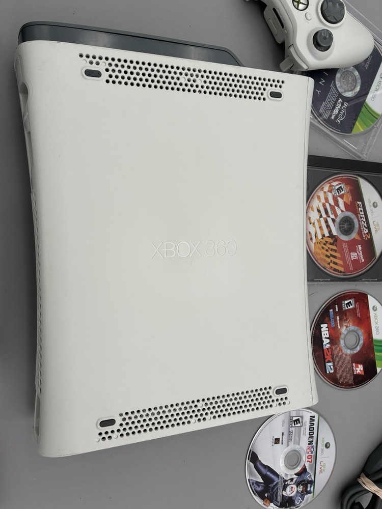 Microsoft Xbox 360 White Console 60GB HDD Console w/HDMI System Bundle - Tested