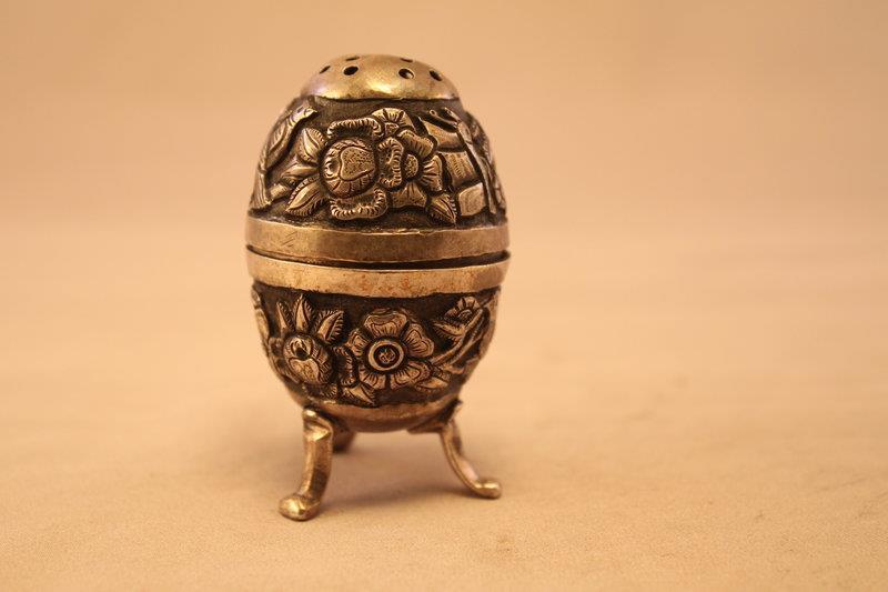 Antique Middle Eastern Repousse Silver Salt Shaker, 19th C. De