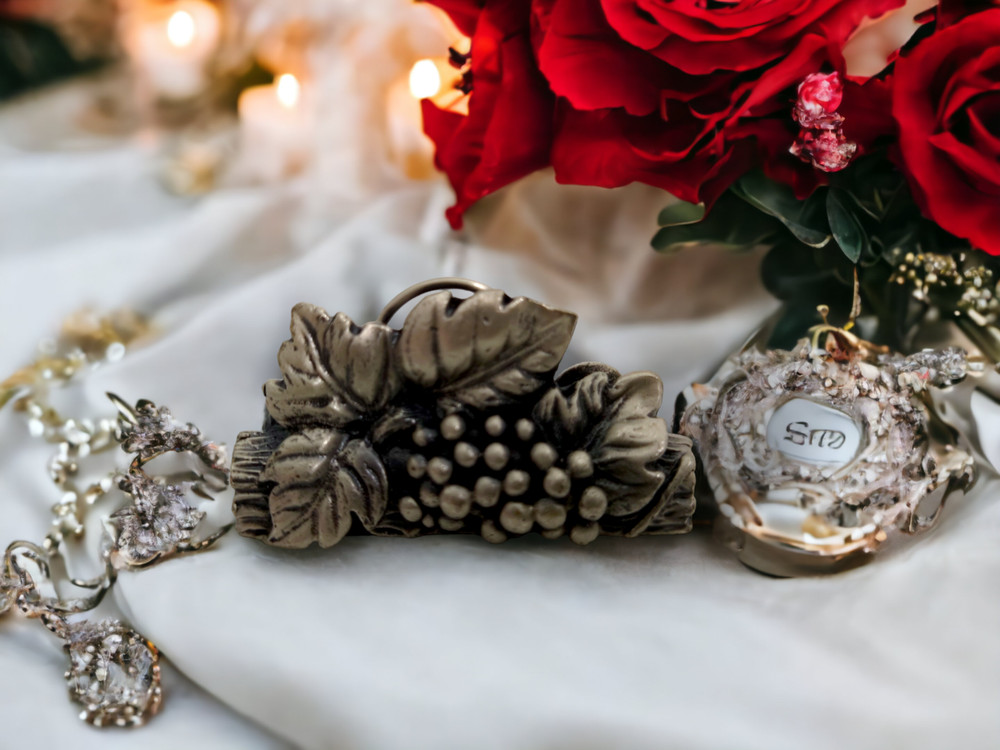 SELANDIA SILVERPLATED PLACE CARD HOLDERS - SET OF (4) - GRAPE & LEAF DESIGN 1983