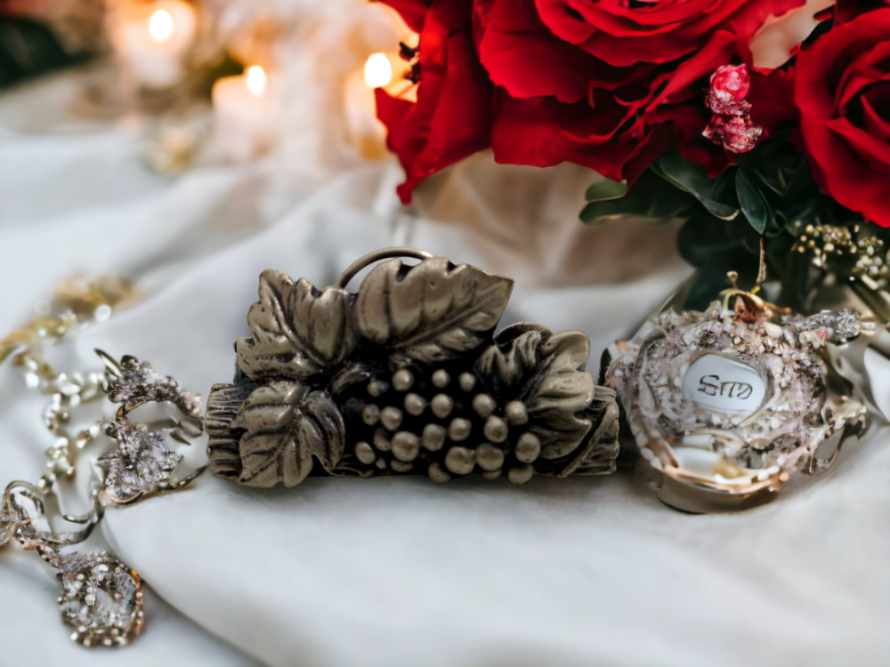 SELANDIA SILVERPLATED PLACE CARD HOLDERS - SET OF (4) - GRAPE & LEAF DESIGN 1983