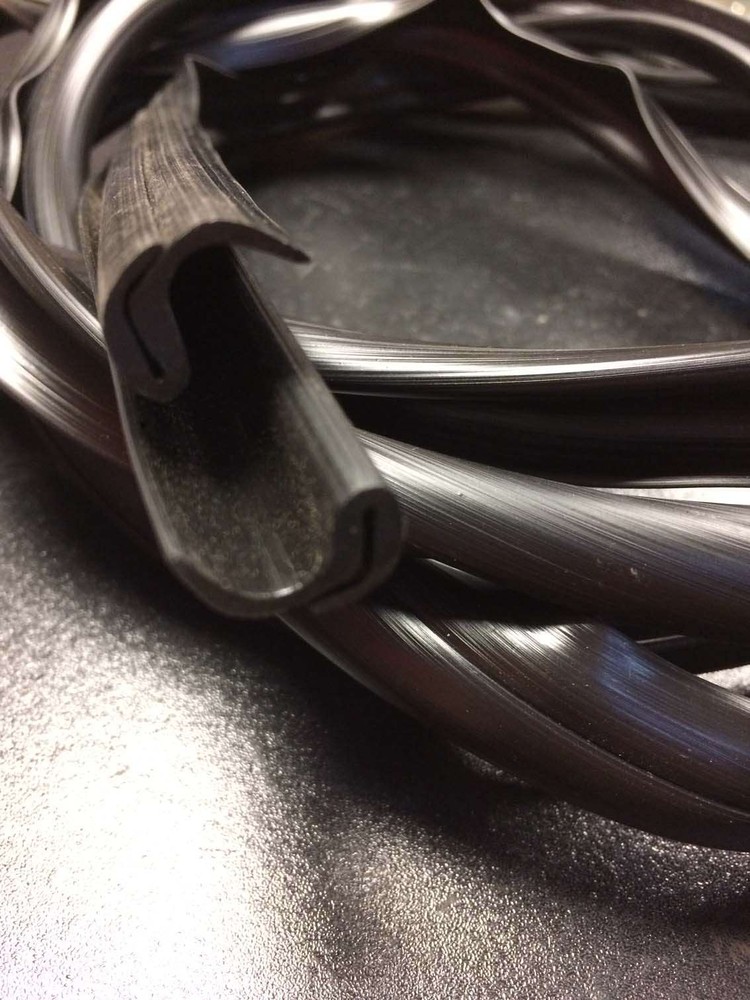 Side panel trim rubber black (pair) for Lambretta