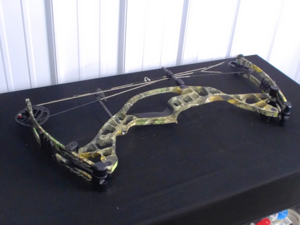 HOYT ECLIPSE RH 40-50LB REAL TREE EDGE COMPOUND BOW NWOT