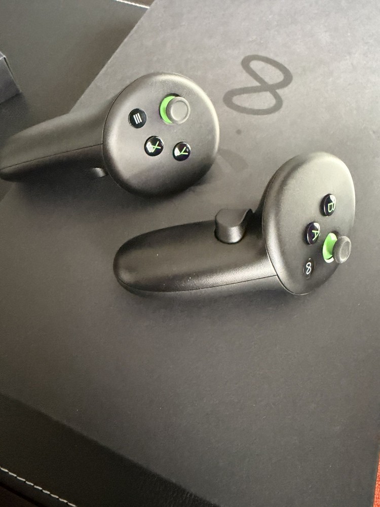 Meta Quest 3S Xbox Edition VR Headset 128GB with Xbox Controller