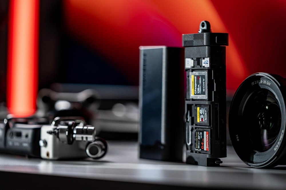 USD 3.2 10GBps Reader Versatile CF Express A,CF Express B, SD, and Micro SD C...