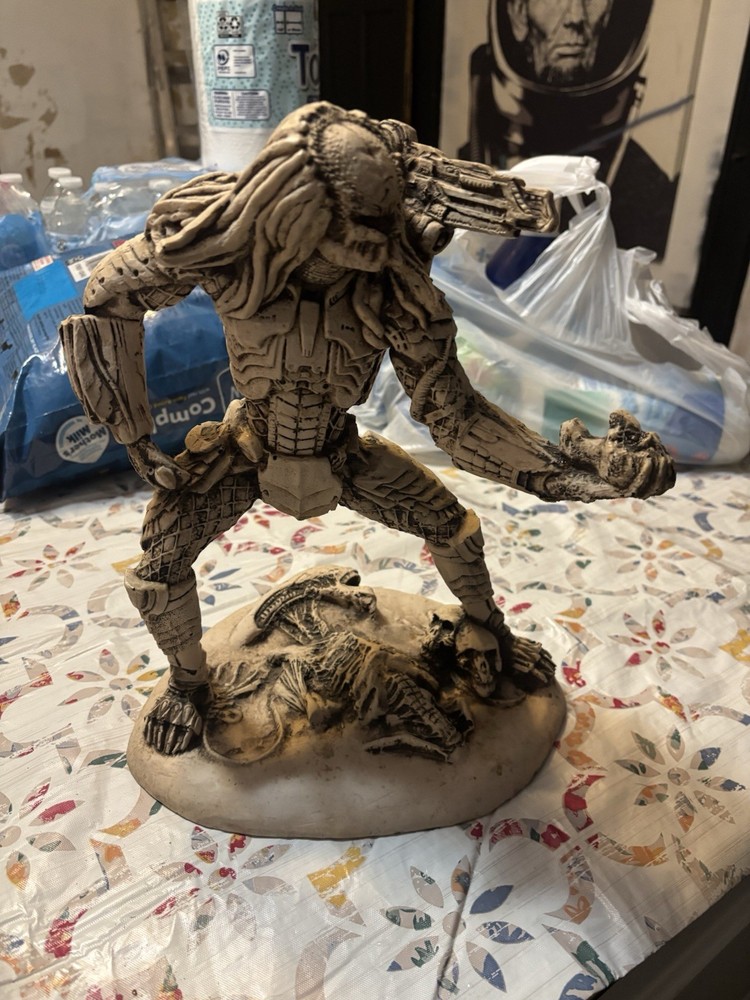 Alien Vs. Predator: Alien Defeated By Predator Statue