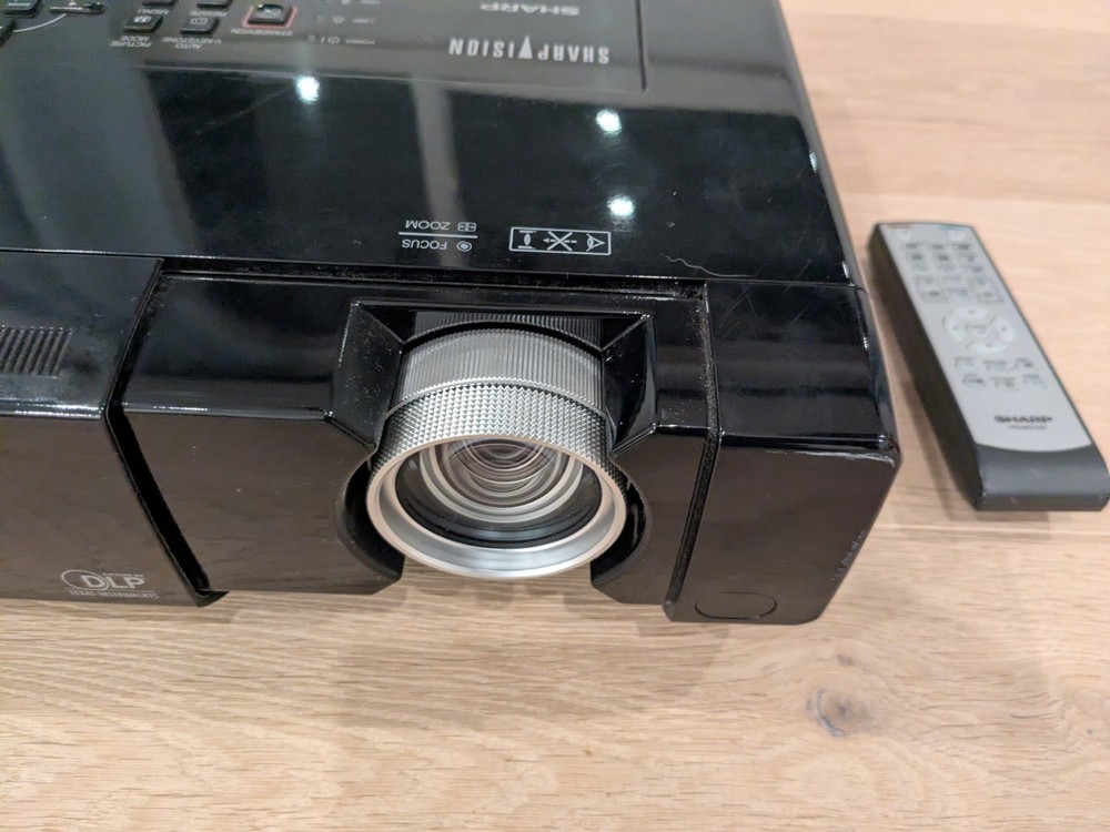 Sharp XV-Z15000 projector (works, but needs a new lamp)