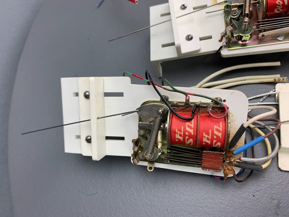 Three Kemtron Twin Solenoid Switch Machine with RIX Brackets E0149