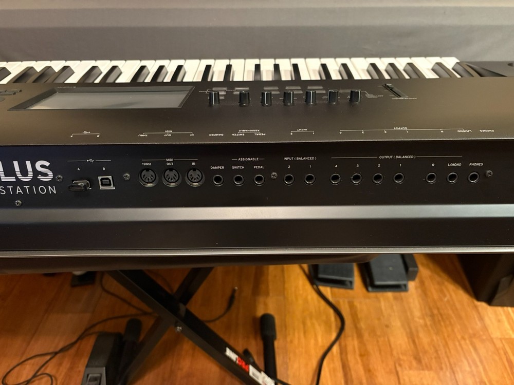 Korg NAUTILUS73 73-key Performance Synth/ Workstation Mint Condition