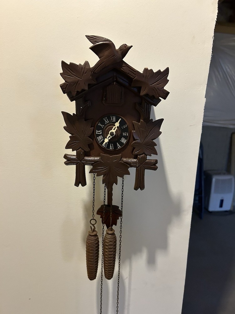 VINTAGE GERMAN CUCKOO CLOCK -RUNS