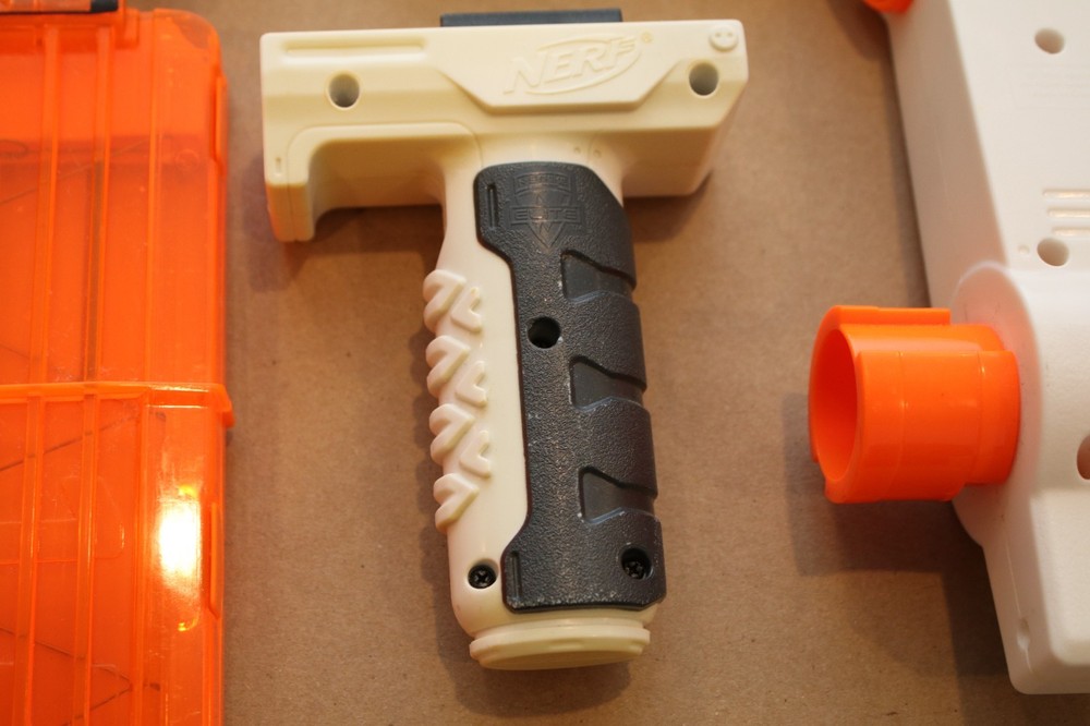 Nerf Modulus Regulator 3 Attachments with 2 magazines 12-dart clips