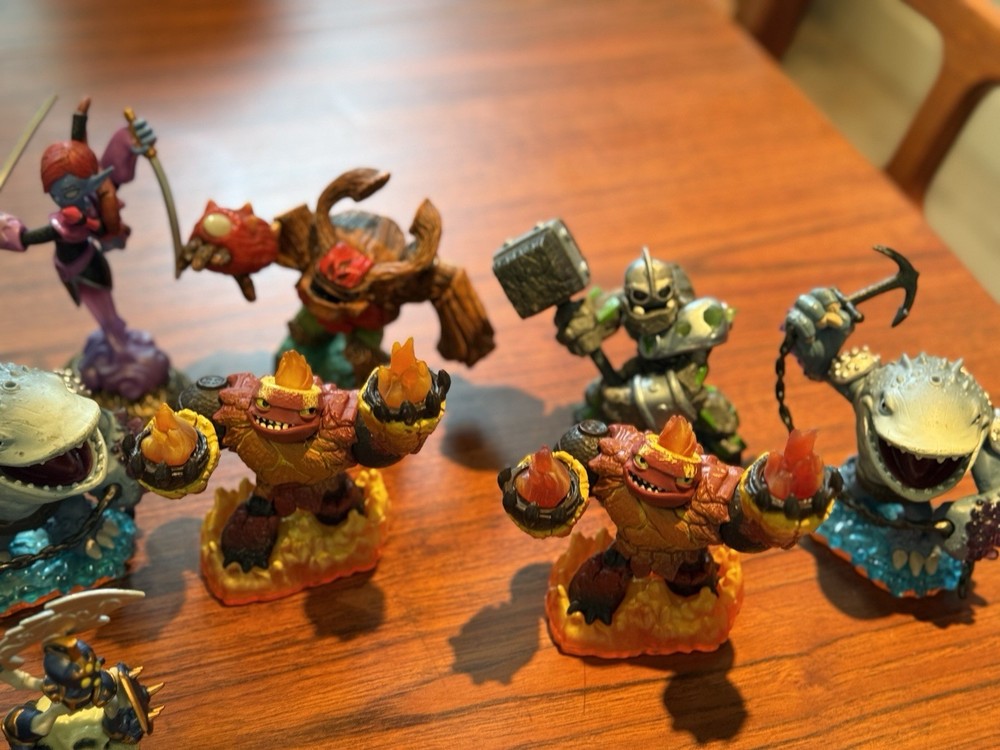 Skylanders Bulk - 19 Characters Including 8 Giants