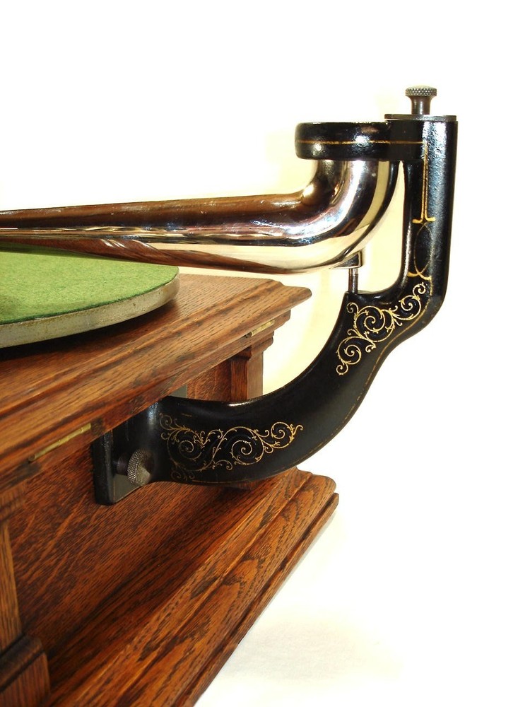 Victor V Phonograph