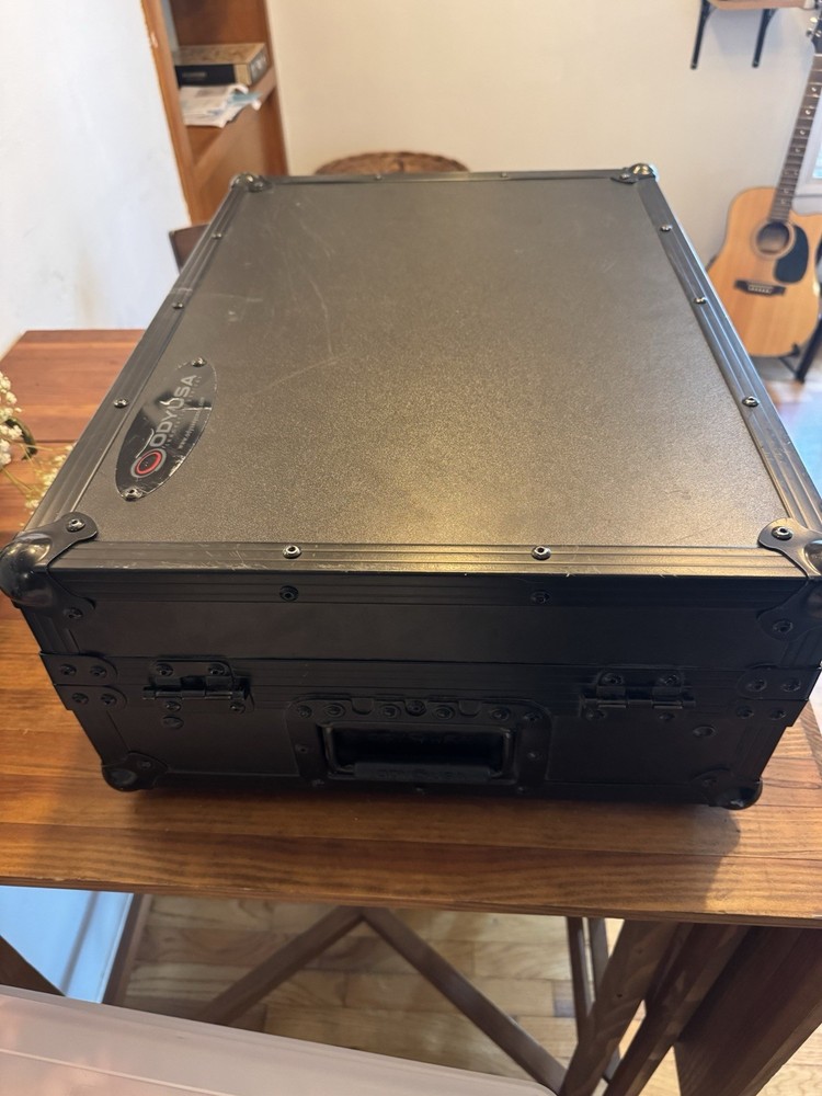 Native Instruments Traktor Kontrol S4 Mk1 DJ Controller With Odyssey Glide Case