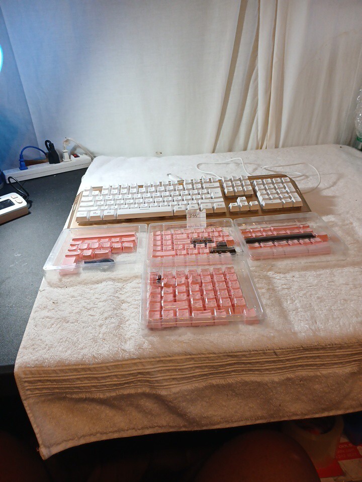 Bekizo KeyBoard.With Extra Pink Keys.NOT TESTED