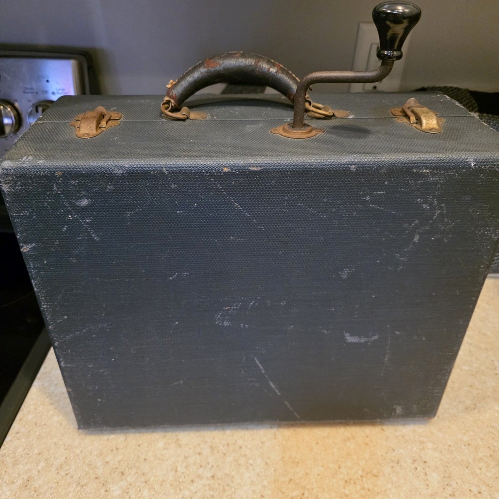 1920s Silvertone Hand Crank Portable Gramaphone