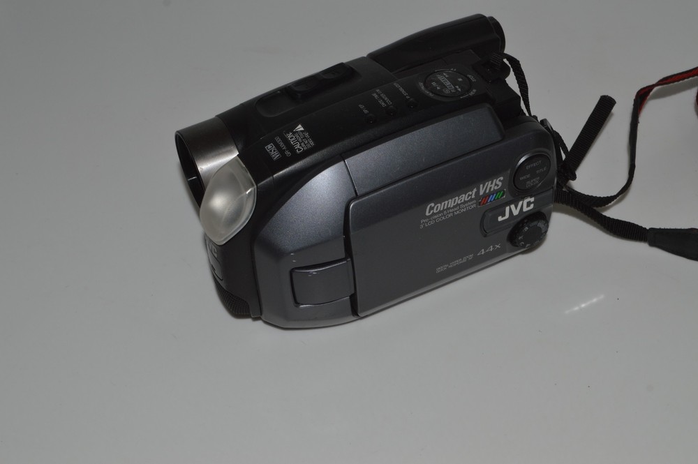 JVC Videomovie Camera Model GR-AXM300U  (DVB88)