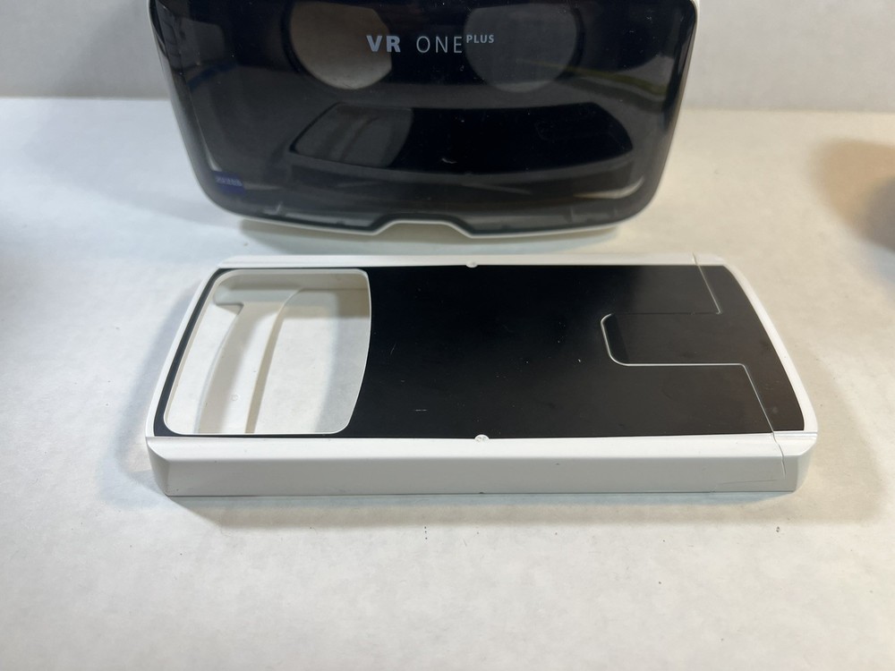 Zeiss VR One Plus virtual reality headset Missing Strap, Perfect Condition
