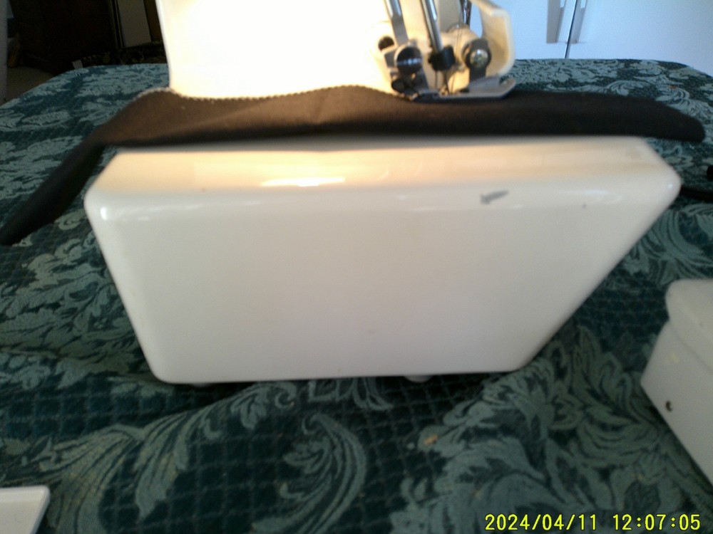 TOYOTA 6700 SEGER SEWING MACHINE (WORKING)