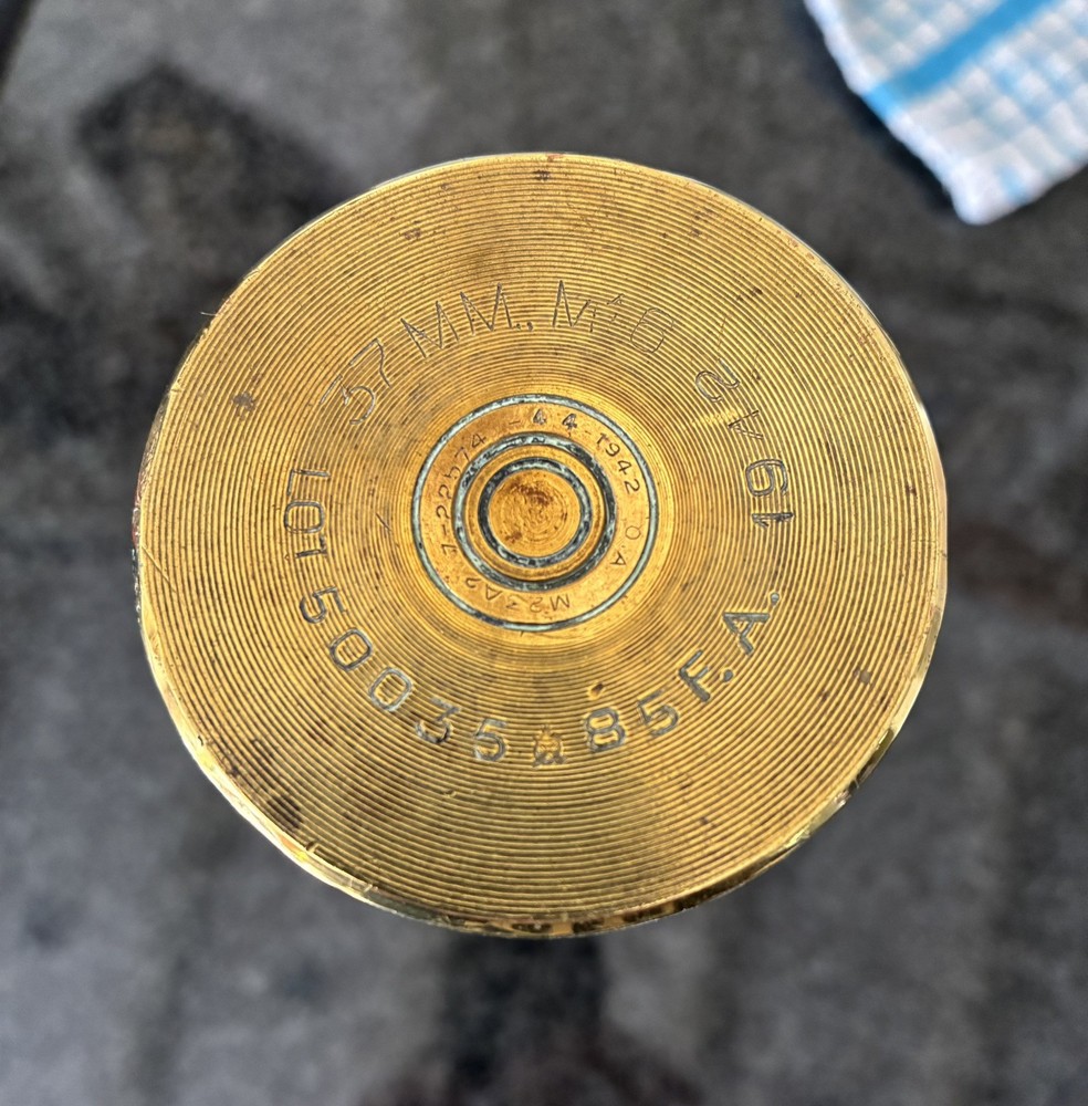 1942 - 37mm brass case . Superb condition