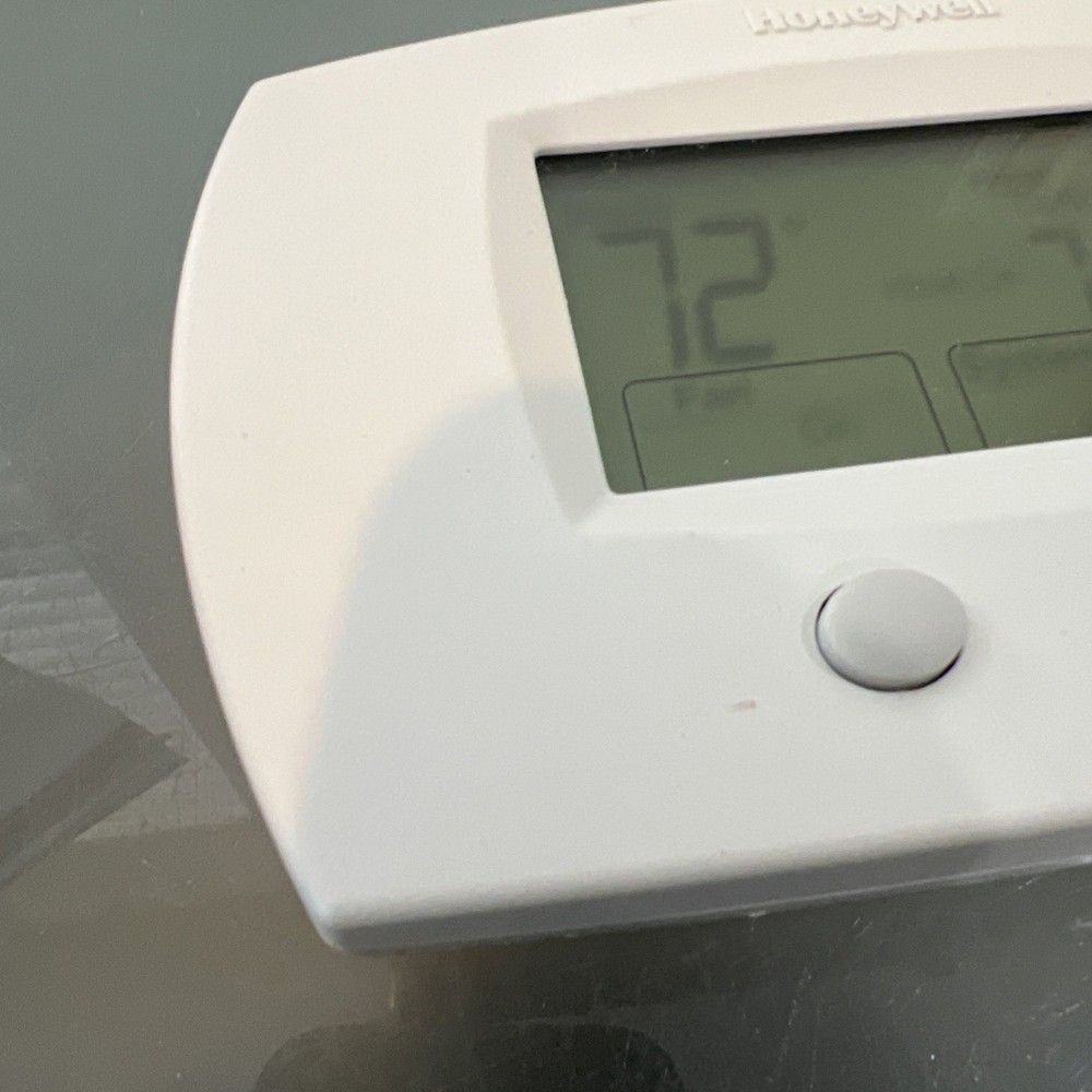 Honeywell TH5220D1003 FocusPro 5000 Non-Programmable Thermostat