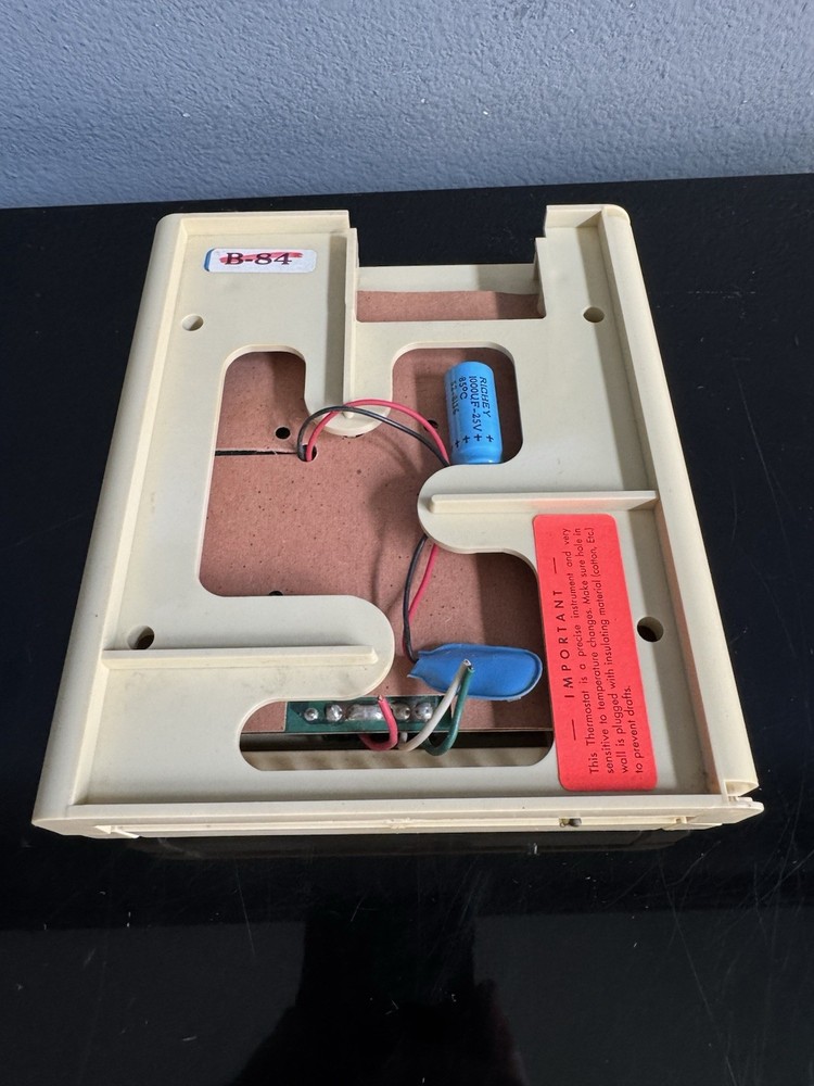 VTG JADE Controls Digital Thermostat - Programmable H/C - CL B-84 Wall Mountable