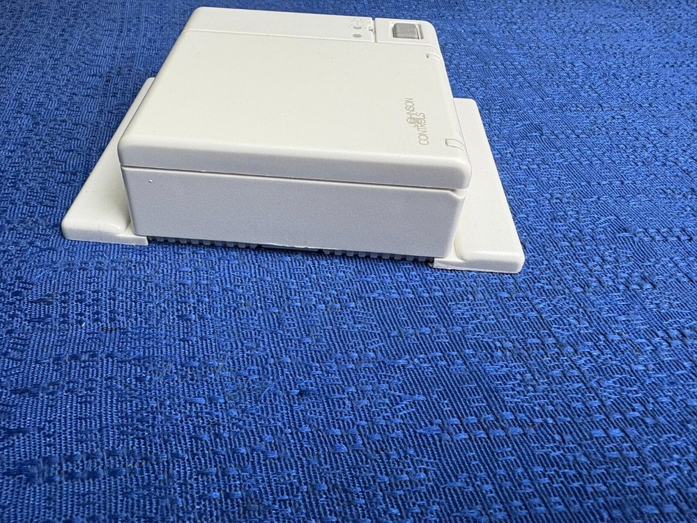 Johnson Controls Rev-D Wall-Mount Temperature Sensor ​Controller TE-67NP-1N00