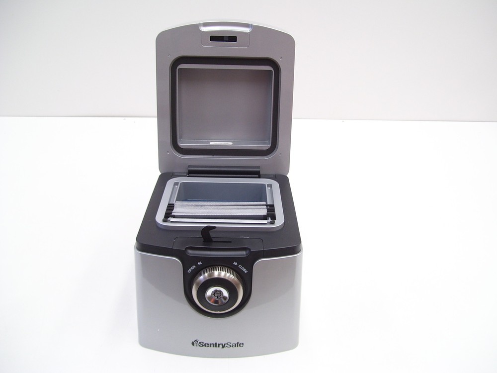 SENTRY SAFE QA0121 FIRE-SAFE WATERPROOF DATA USB CD/DVD STORAGE CHEST SAFE