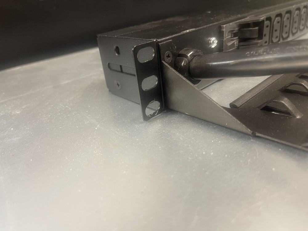 APC AP9571 Basic Rack PDU 208V w/ AP9569 Cable Mgmt bracket