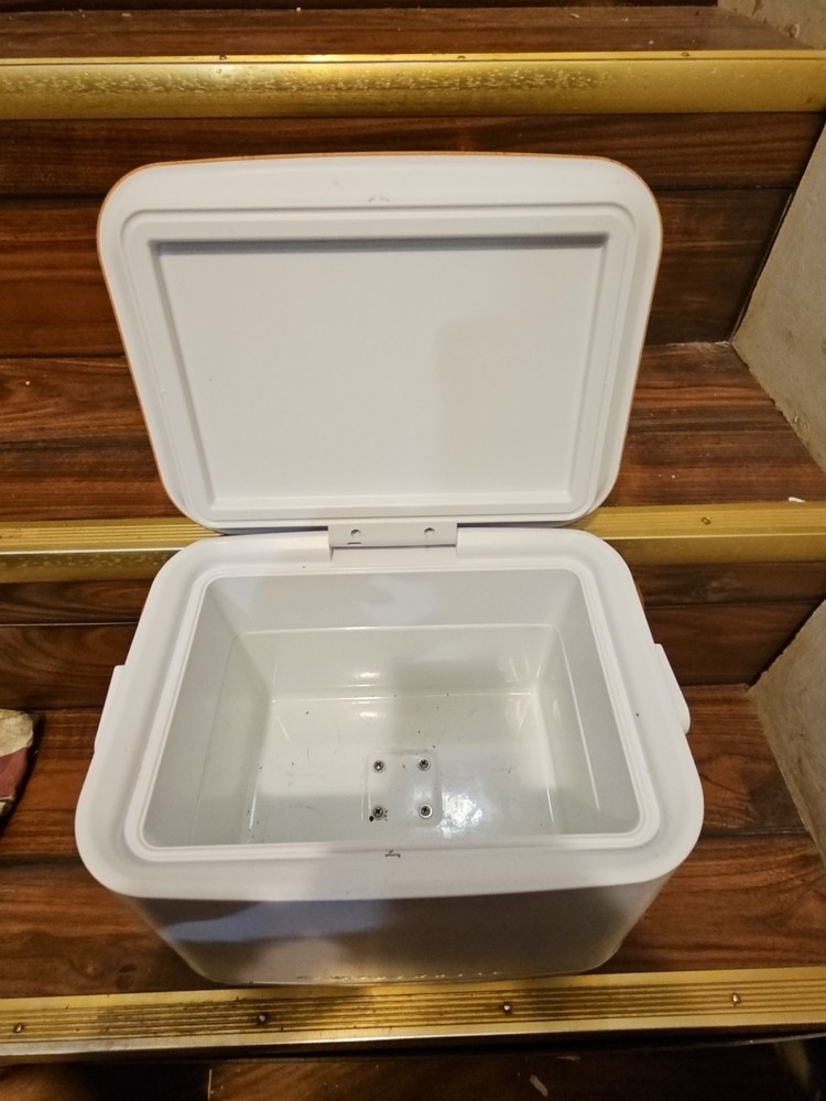 Fridgidaire Personal Mini Cooler/Refrigerator, Model Efmis310-white