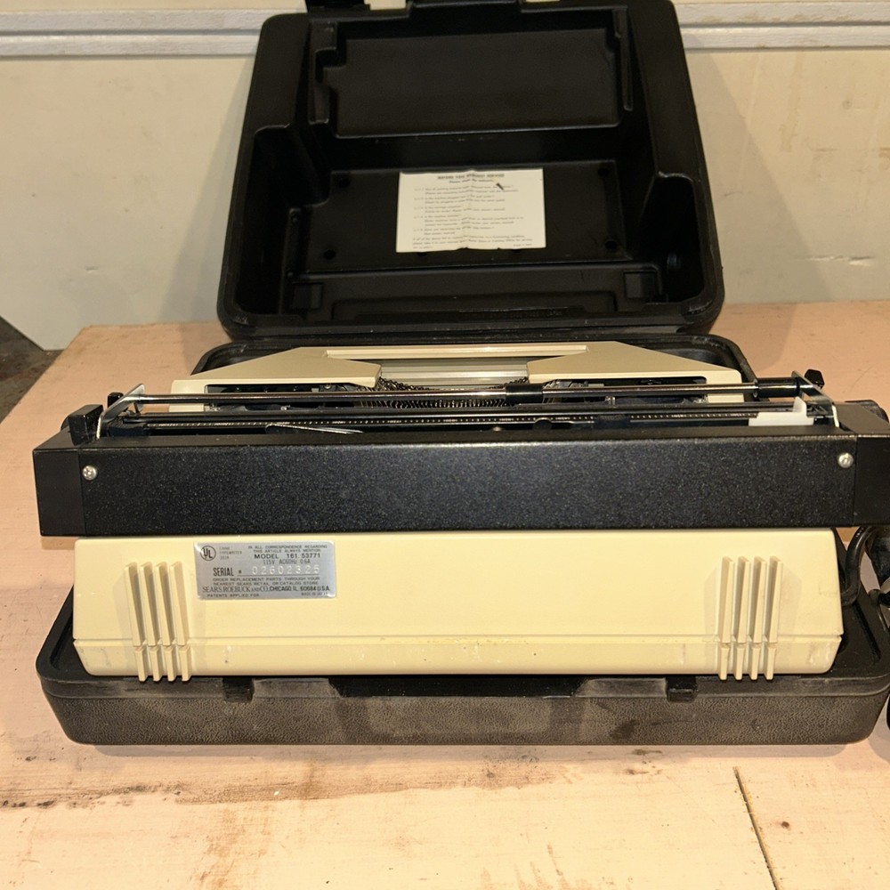 1980s SEARS “SCHOLAR WITH CORRECTION” ELECTRIC TYPEWRITER & CASE UNTESTED AS IS