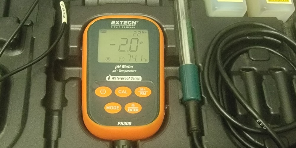 Extech PH300 pH/Temperature Kit In Original Case