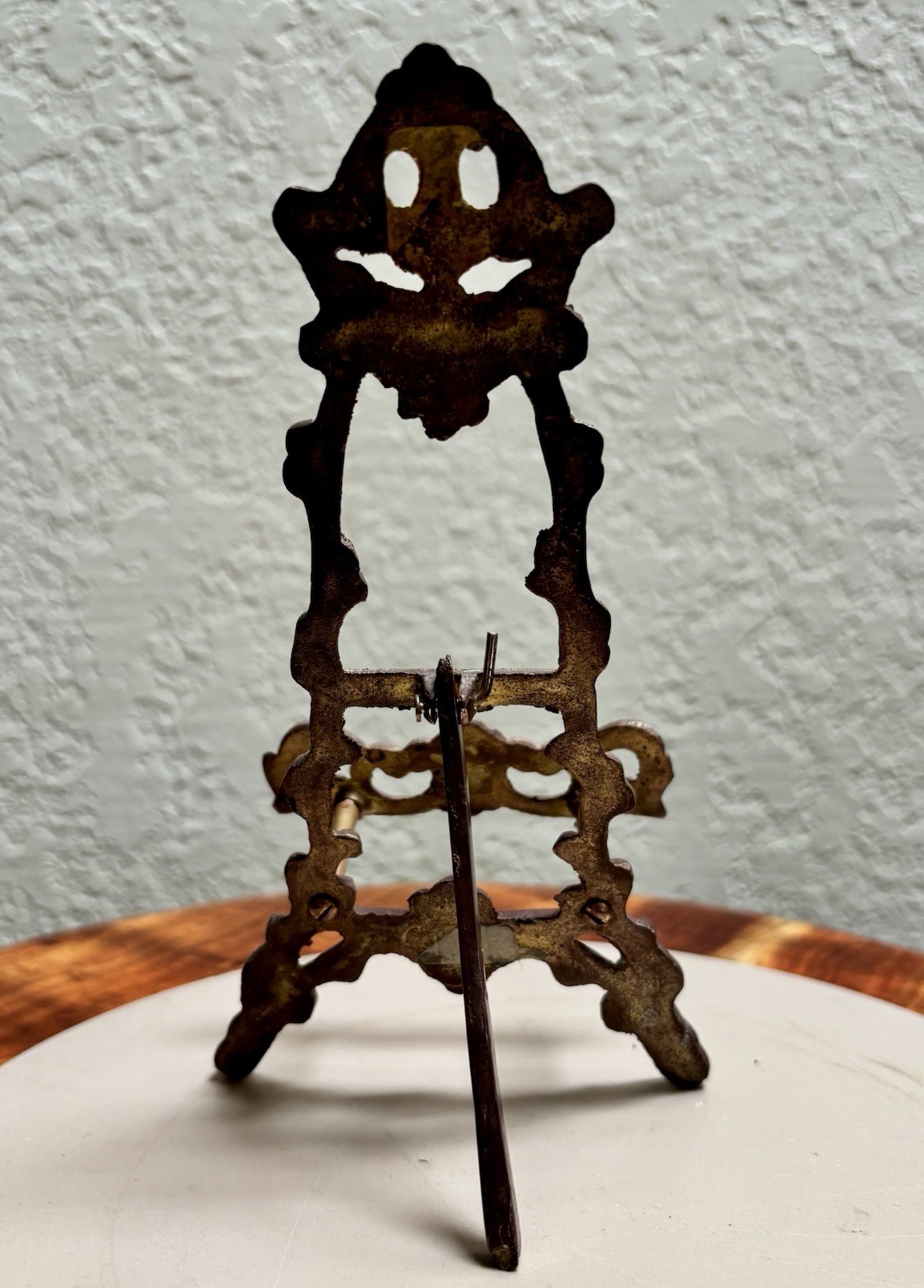 Pre Owned Vintage Small Ornate Elegant Carved Brass Easel Holder Decor