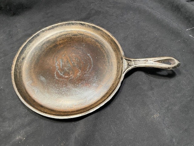 Vintage "D" Cast Iron griddle pan with fire ring  10"