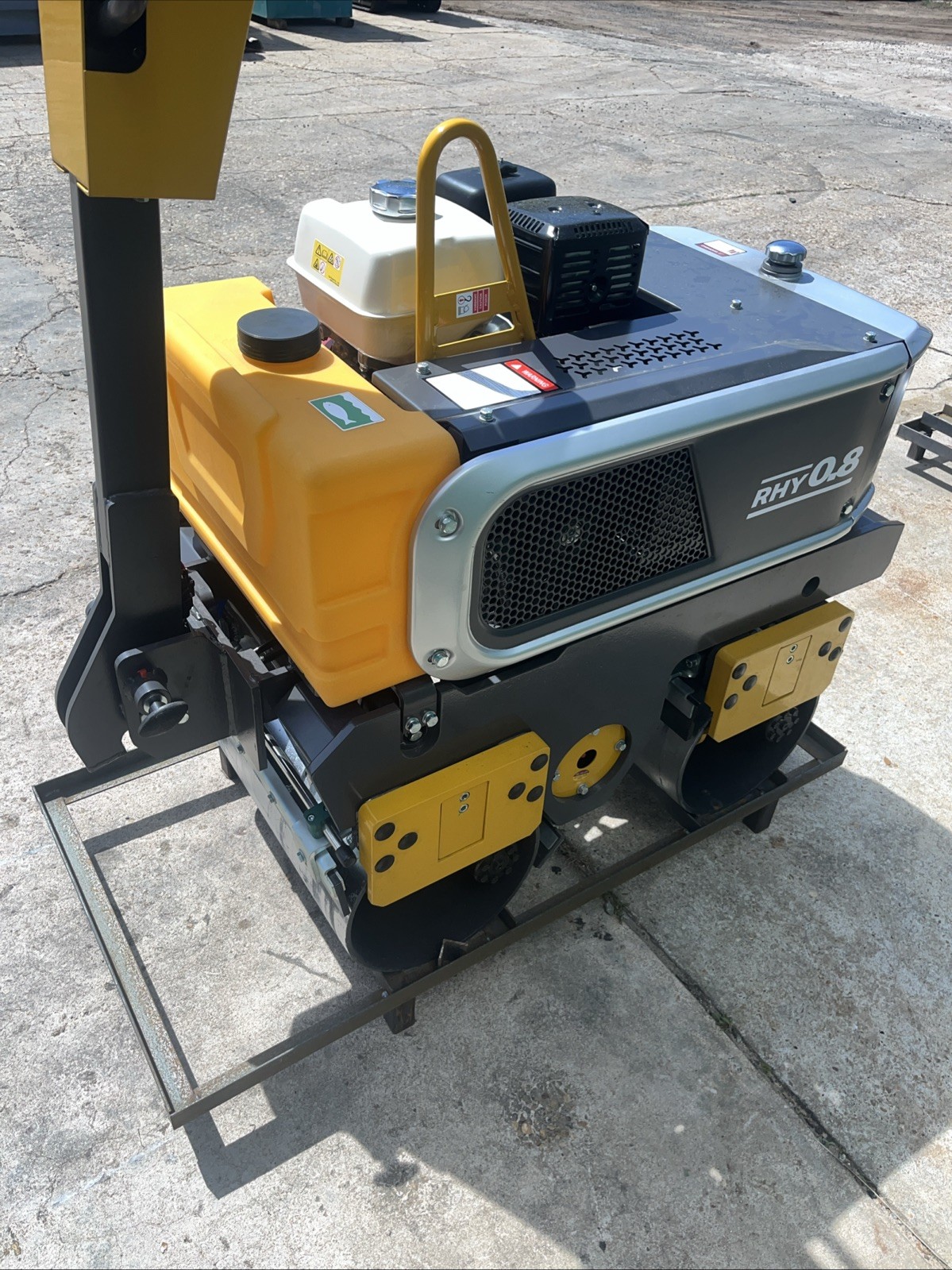 Huayee RHY 0.8 Vibratory asphalt Roller, 1800 Lbs Hydraulic Turning, Water Tank