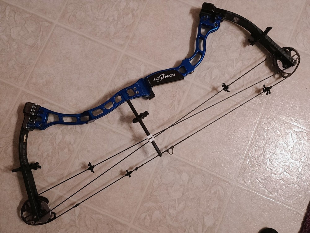Bowtech Equalizer 27"-60lbs R.H. with Shrewd grip