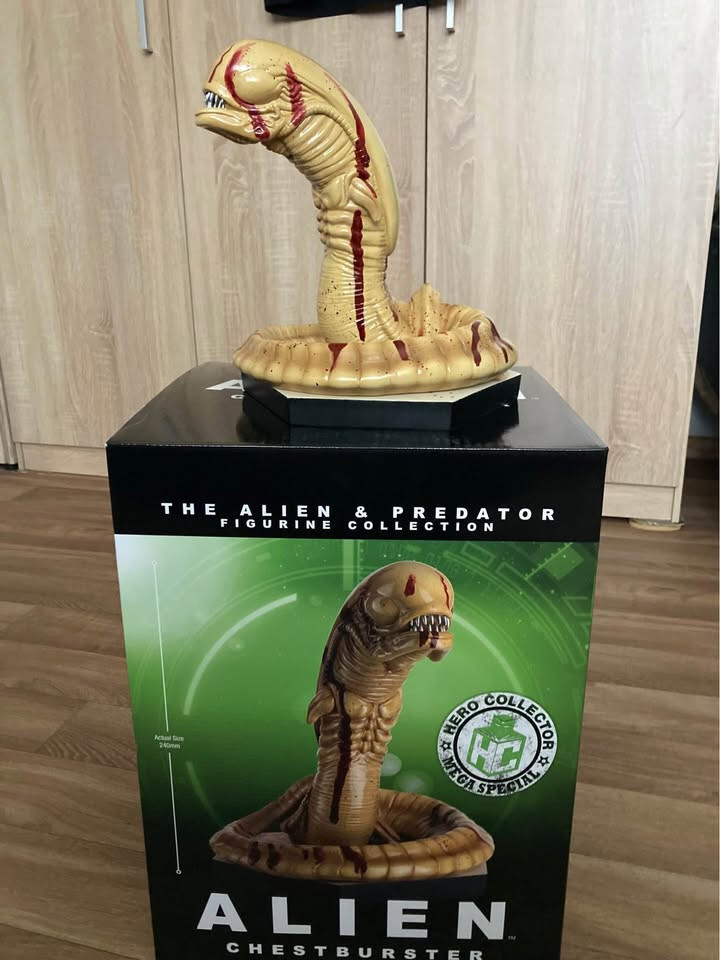 statues figures alien