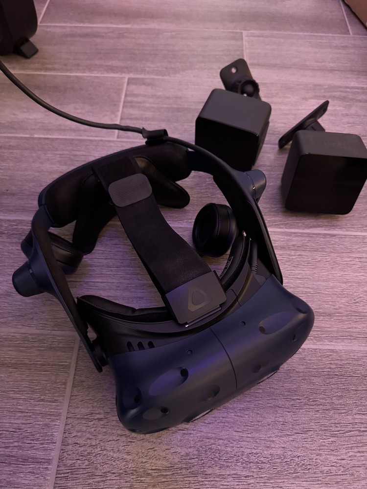 HTC Vive Pro Virtual Reality Gaming System complete set