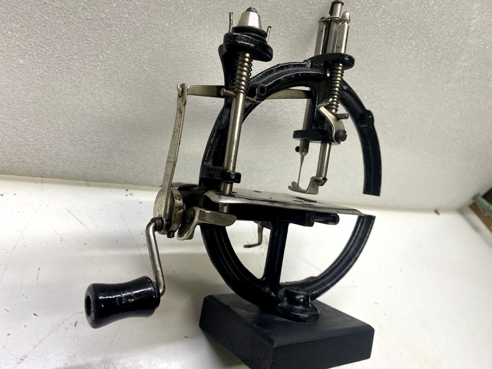 ANTIQUE CAST IRON HAND CRANK SEWING MACHINE.